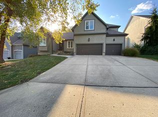 312 NE Oaks Ridge Dr, Lees Summit, MO 64064