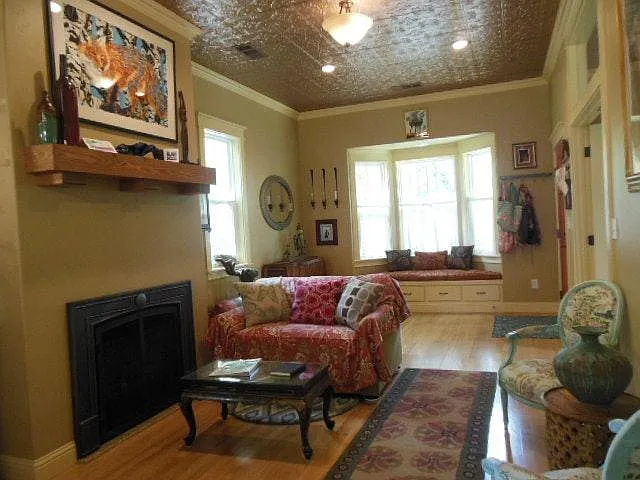 Fireplace seating area