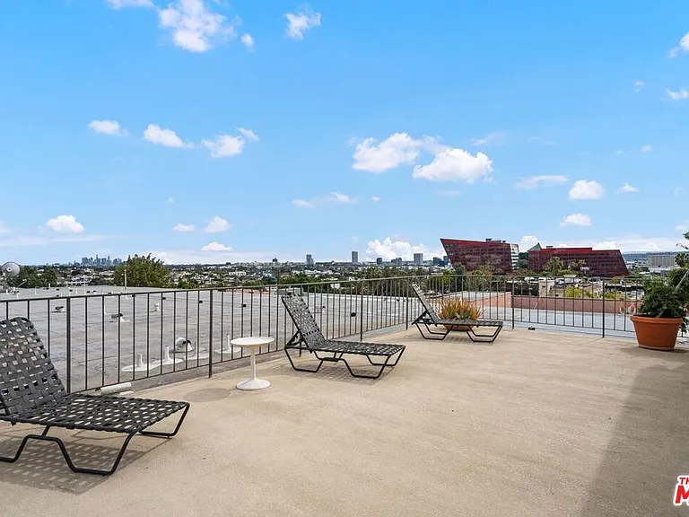 960 Larrabee St #105 — Photo 23