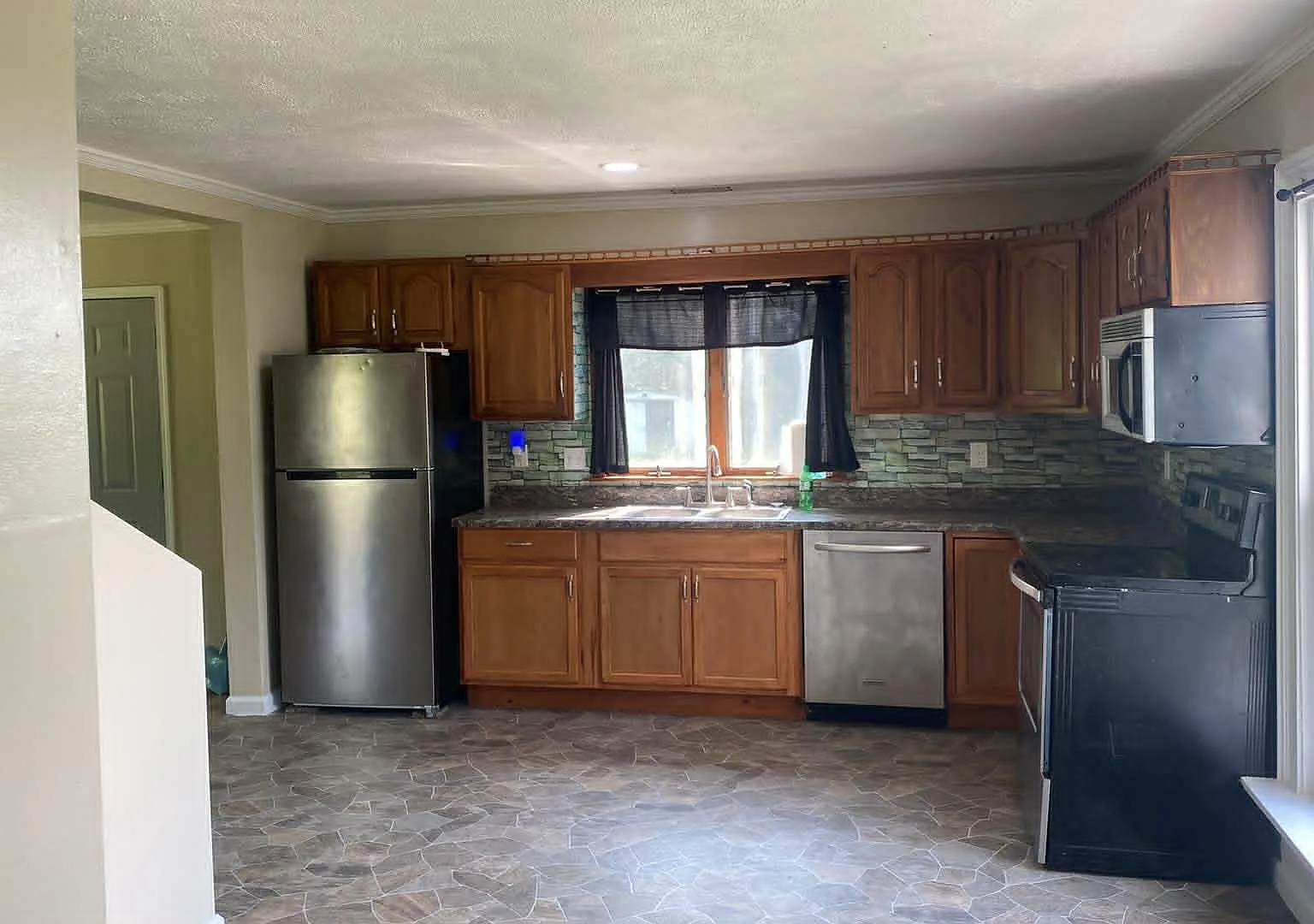 4 bed, 1672 sqft, $1,500 — Photo 1