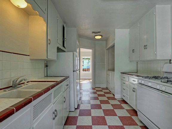 3rd image of 606 1/2 W Mary St #A