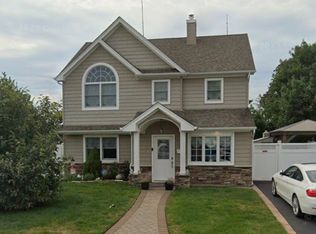 18 Plow Ln, Levittown, NY 11756