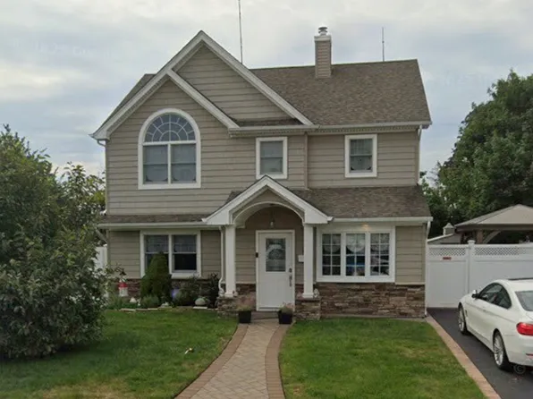 18 Plow Ln, Levittown, NY 11756