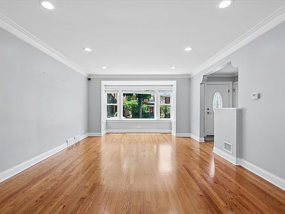 4th image of 2924 W Jerome St