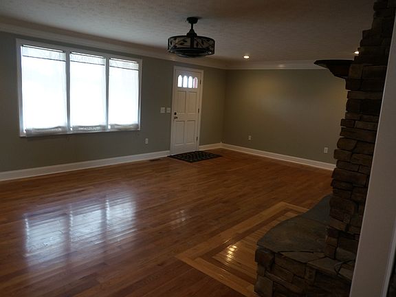 3rd image of 522 Newton Ln
