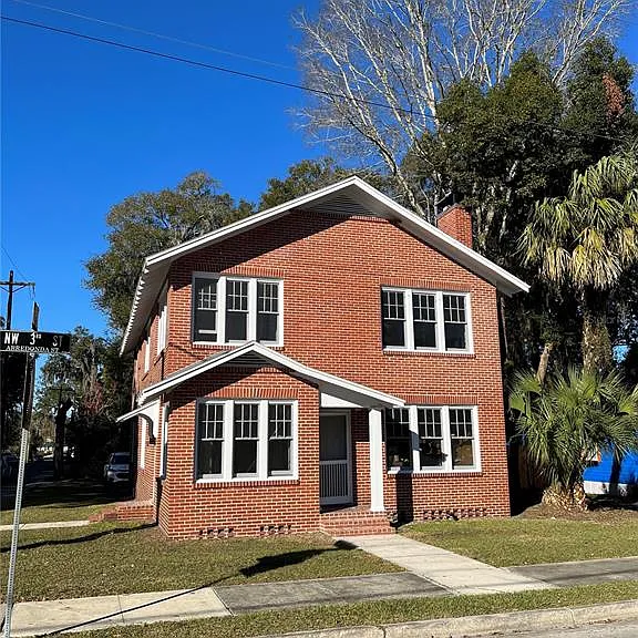 204 NW 3rd St — Photo 1