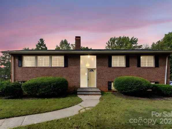 3327 Deerwood Dr, Gastonia, NC 28054