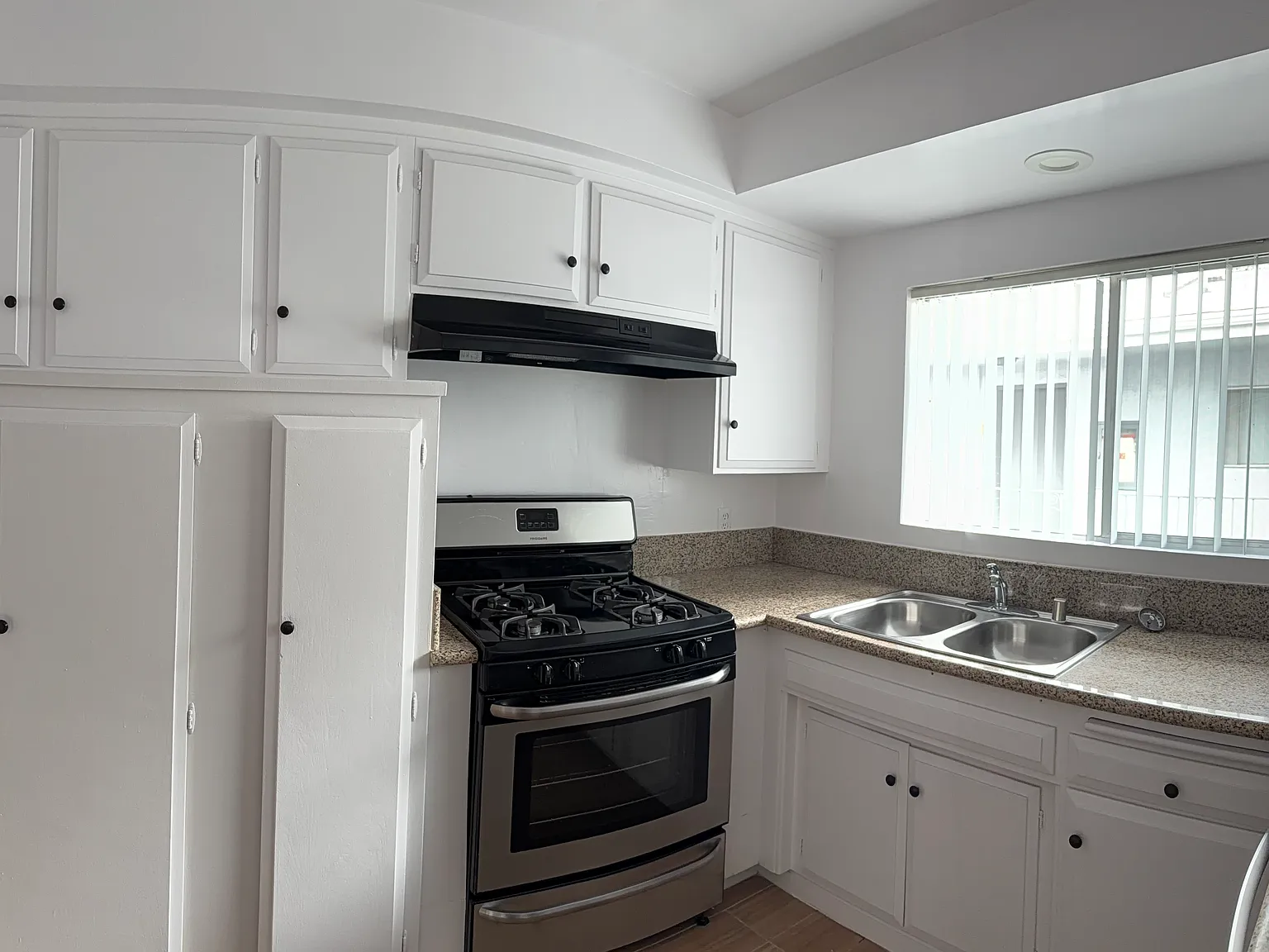 1001 E California Ave — Photo 2