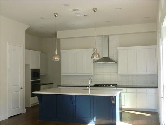 3rd image of 6813 Royal View Dr