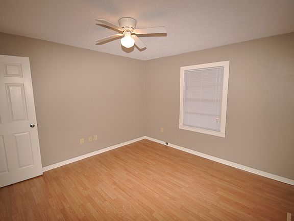 5th image of 300 Willett Ln APT 4