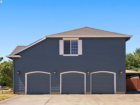 3rd image of 211 W Hazelnut Dr
