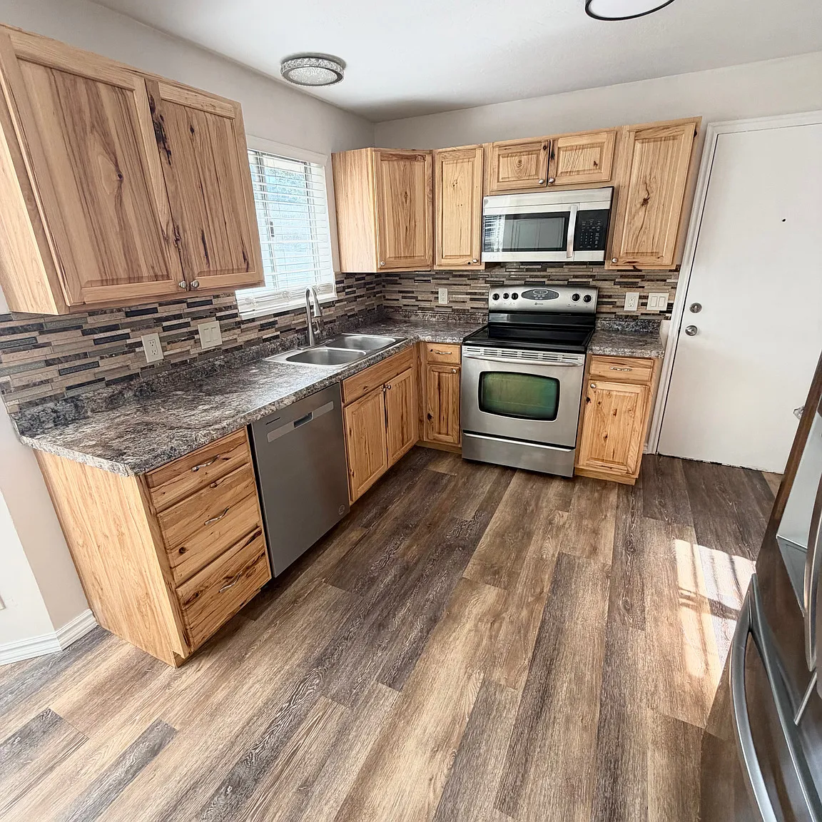 2 bed, 930 sqft, $1,795 — Photo 3