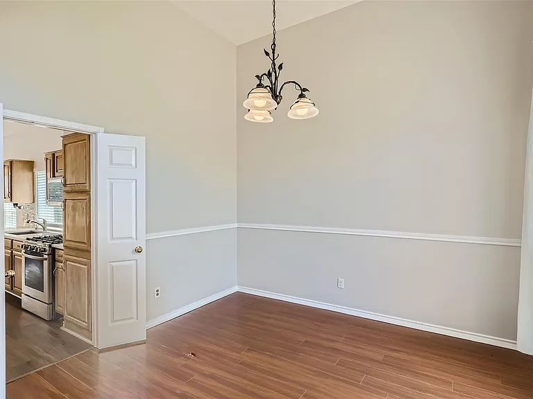 8904 Marthas Dr — Photo 10