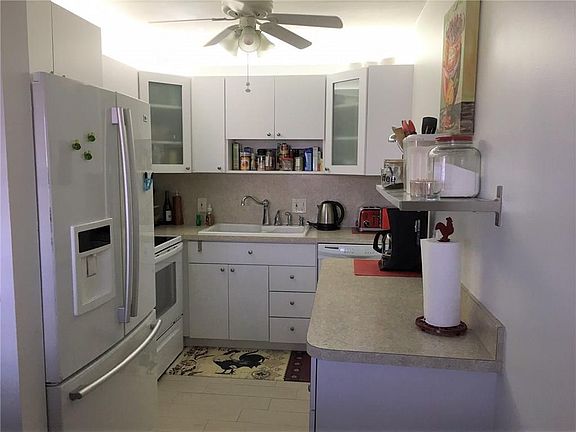4th image of 371 Markham Q #371
