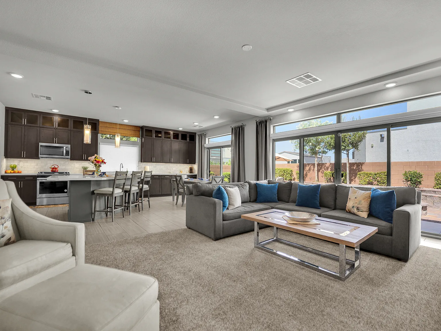 3 bed, 2212 sqft, $3,900 — Photo 3