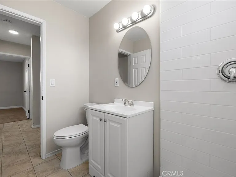 207 E Flora St — Photo 27