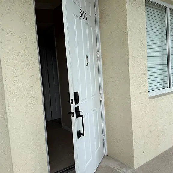 3500 Oaks Clubhouse Dr #303 — Photo 4