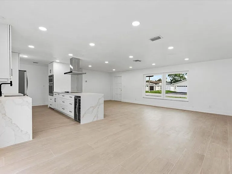 1540 NW 10th St — Photo 5