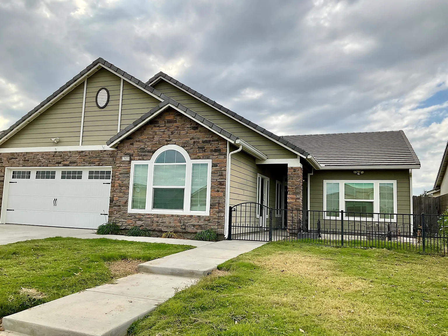 5 bed, 2293 sqft, $2,850 — Photo 2