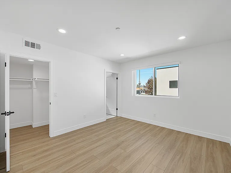 14422 Tiara St — Photo 23