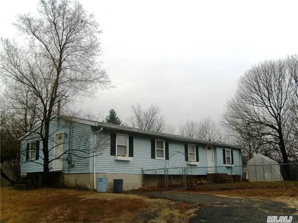 27 Buckskin Ln, Selden, NY 11784