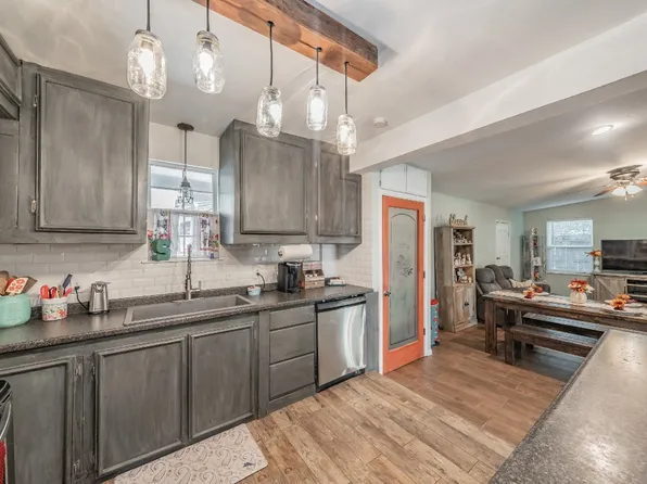 109 Western Ct, Azle, TX 76020