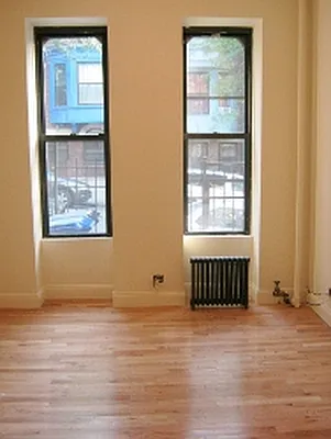 Rented by Perry Associates NYC Inc | media 25