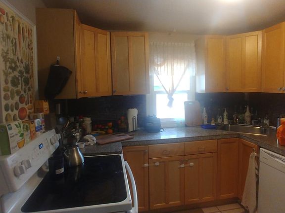 No microwave- but all the other appliances are 3 years old or newer.
