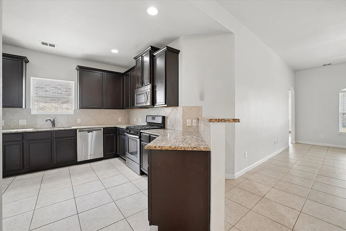 3 bed, 1768 sqft, $2,150 — Photo 2