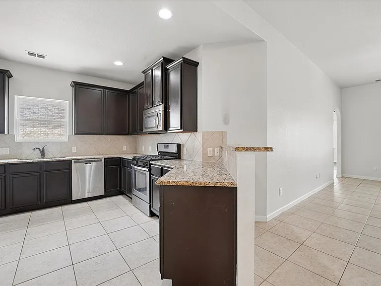 411 Winchester Dr — Photo 2