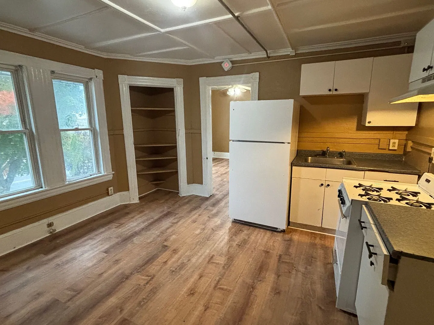 All Utilities Included! 1 bedroom efficiency in Pittsfield, MA — Photo 2