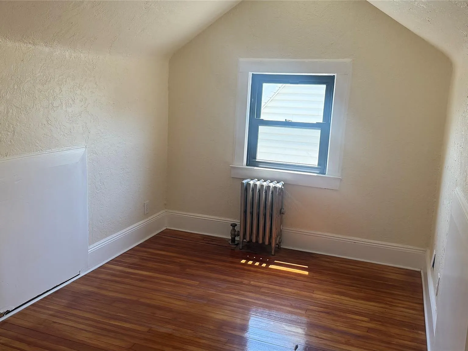 3 bed, 1.0 bath, 900 sqft, $3,000 — Photo 2