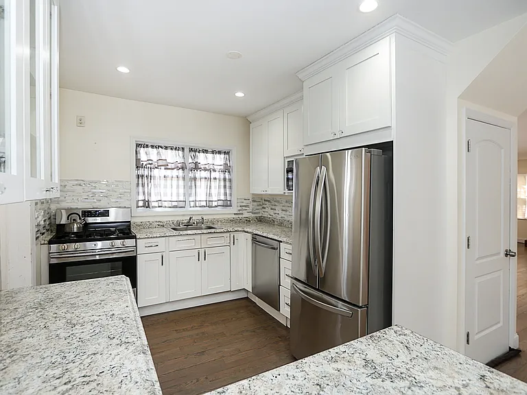 987 Kings Pkwy — Photo 6