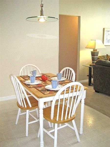 LB4P1043-breakfast-nook