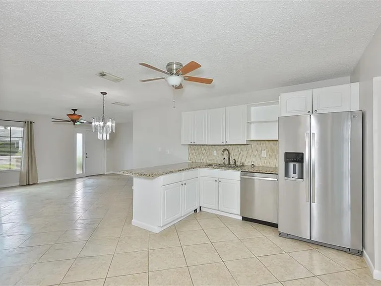 207 Islip Way — Photo 4