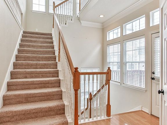 3rd image of 915 Reinicke St