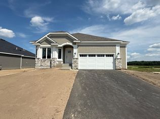 8204 Haywood Dr, Lino Lakes, MN 55014