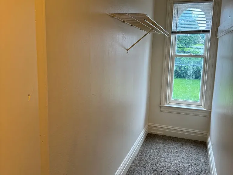 1559 W King St — Photo 32