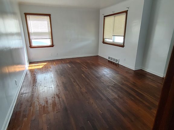 4th image of 3426 Parklane Dr