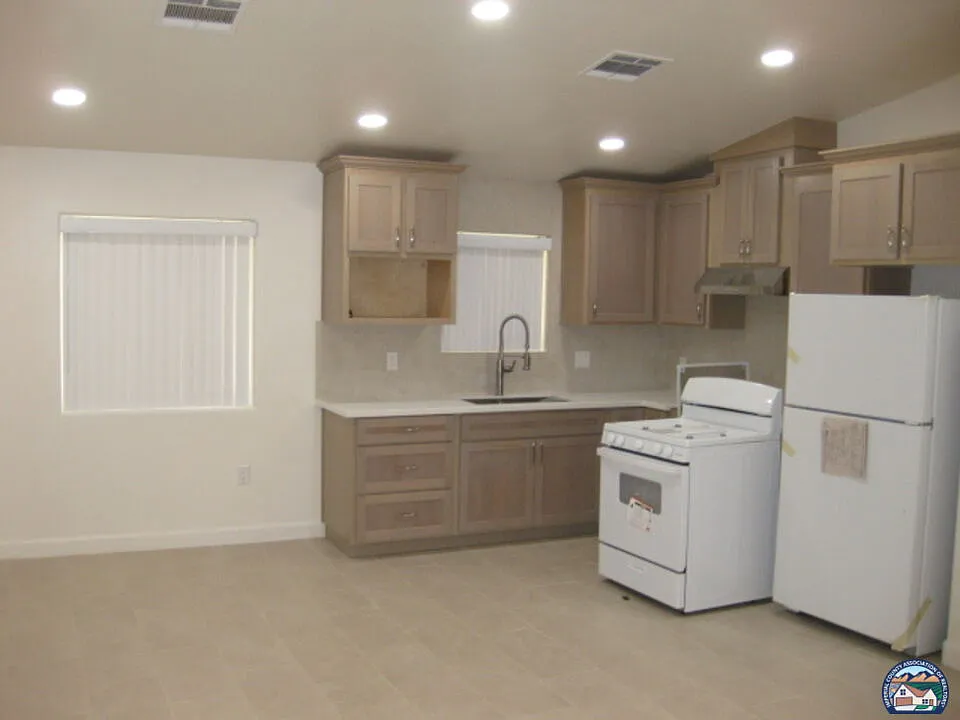 3 bed, 2.0 bath, 1350 sqft, $2,100 — Photo 3