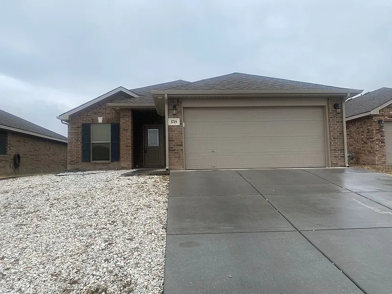 3719 Oakridge Ave — Photo 2