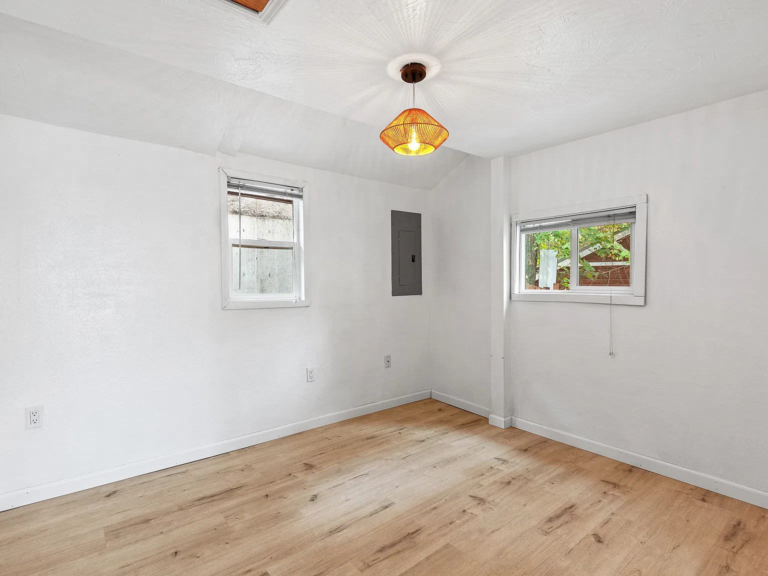 2 bed, 960 sqft, $1,600 — Photo 2