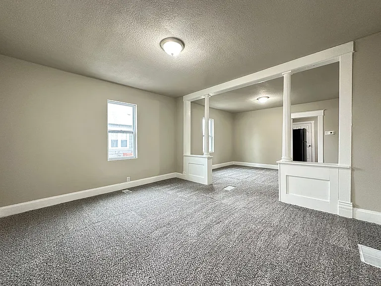 107 W Sycamore St — Photo 15