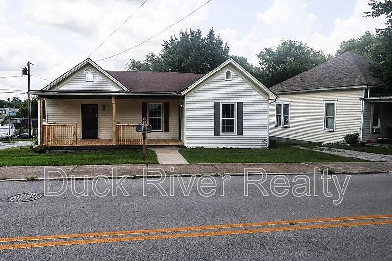 2 bed, 1.0 bath, 883 sqft, $1,300 — Photo 2