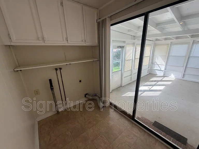 515 E Read St — Photo 16