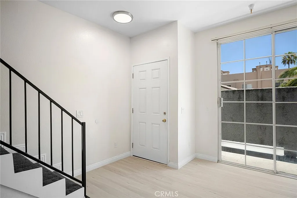 2 bed, 2.5 bath, 1150 sqft, $3,300 — Photo 4