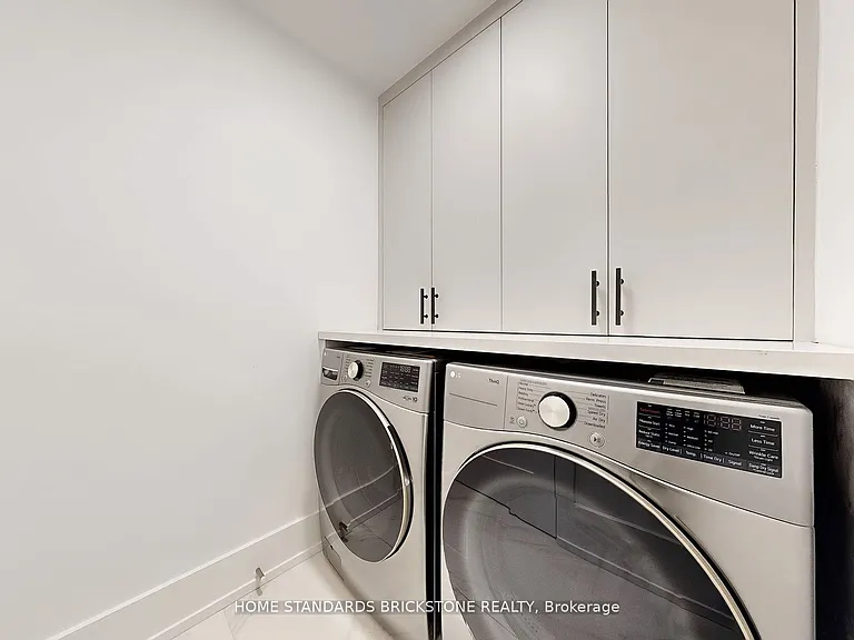 110 Bloor St W #1009 — Photo 31