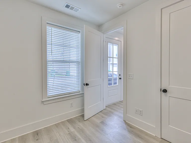 1589 Residences — Photo 10