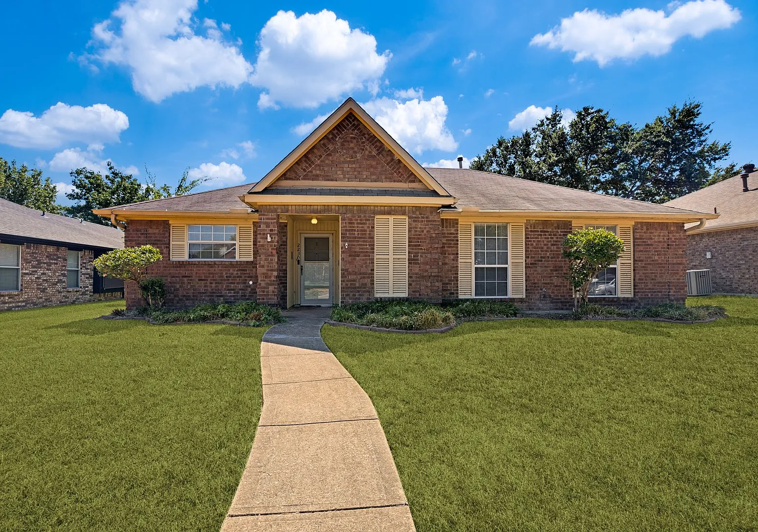 Charming 3 Bed, 2 Bath Brick Home in Castlewood, Garland - Available for Lease! — Photo 1