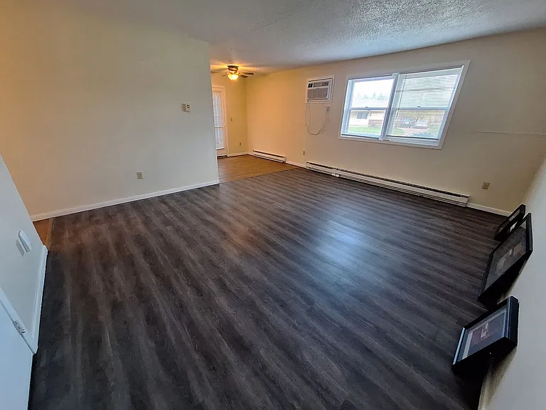 1263 Manitowoc Rd — Photo 2